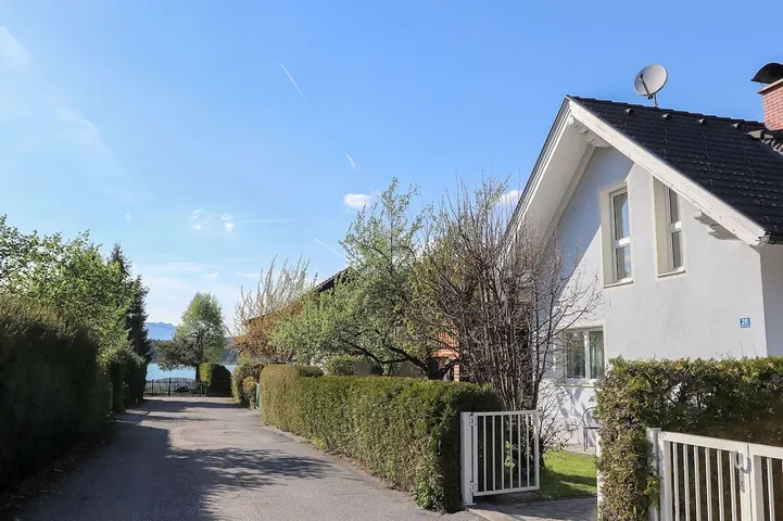 Atemberaubendes alleinstehendes Ferienhaus für 8 Leute mit W-Lan, TV und Terrasse in Karawanken und Bachergebirge, Finkenstein am Faaker See