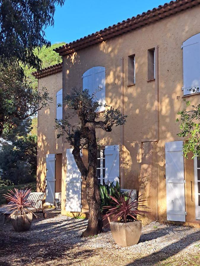 Chambre d’hôte pour 2 personnes, avec vue ainsi que piscine et jardin à Hyeres - 2