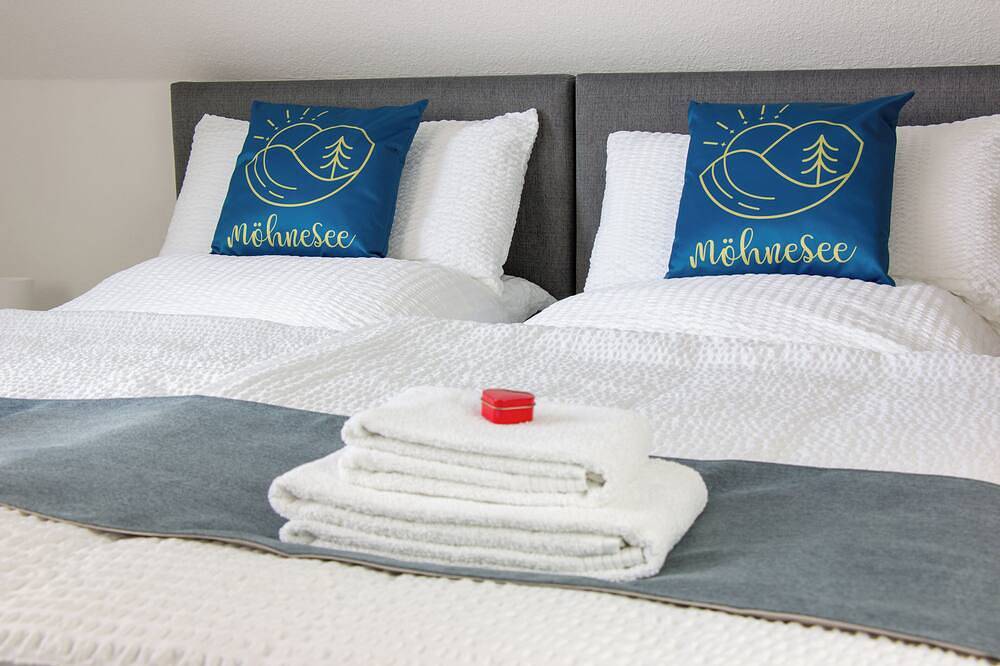 Ganze Wohnung, Zentrale, stilvolle und moderne Fewo im Grünen, mit Balkon und Boxspringbetten in Körbecke, Möhnesee