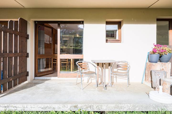 Entire studio, Studio Apartment '2 - L'Edelweiss' with Mountain View, Shared Garden and Wi-Fi in Cohennoz, Albertville region