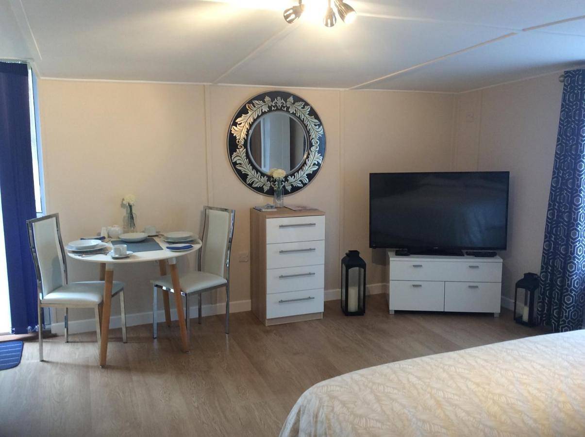 Old Ningwood Station Bed & Breakfast, Ningwood, Isle of Wight Po41 0Tg in Shalfleet, Isle of Wight