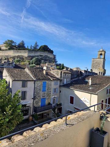 Gîte pour 4 personnes, avec terrasse et vue, adapté aux familles dans Office De Tourisme De Grignan