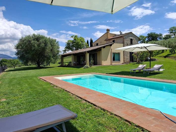 Location de vacances pour 11 personnes, avec jardin ainsi que piscine et vue, animaux acceptés à Calvi dell'Umbria