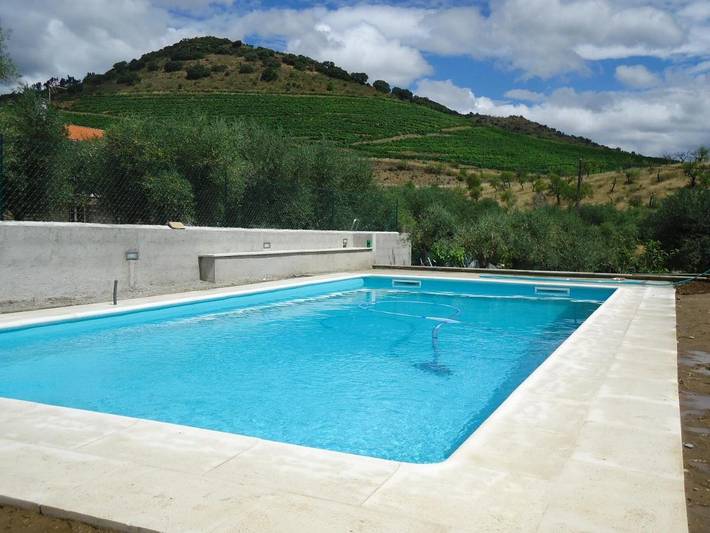 Maison de campagne pour 2 personnes, avec jardin ainsi que vue et piscine, animaux acceptés à Vila Flor