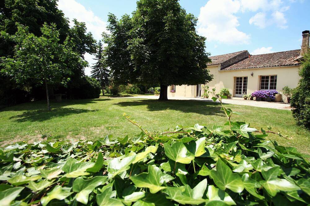 B & B au milieu des vignes de Bordeaux - chambre dans une grange convertie en caractère in Les Salles-de-Castillon, Région de Libourne