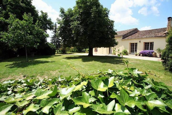 Location de vacances pour 3 personnes, avec Terrasse et Jardin à Les Salles-de-Castillon