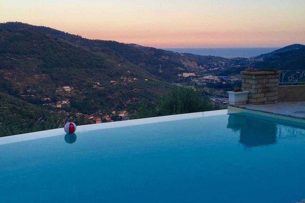 Villa Panorama da Luca, splendida terrazza con piscina  riscaldata, vista mare in Pontedassio, Riviera di Ponente