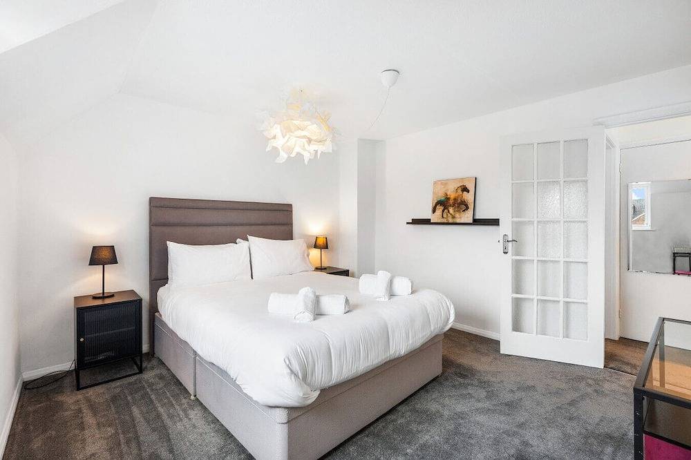 Central Horsham 5Br Home | Parking | Pets Allowed in Horsham, West Sussex
