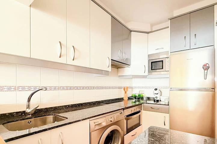 Ganze Wohnung, Xilgar Apt Raxo Beach, with views one minute from the beach in Praia de Xiorto (Poio), Poio
