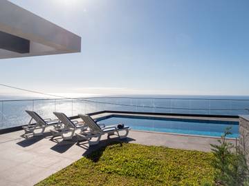 Location de vacances pour 6 personnes, avec piscine ainsi que vue sur l’océan et jardin à Ribeira Brava