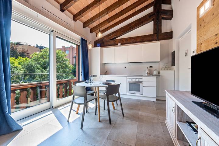 Ganze Wohnung, Appartamento Al Segnavento Montese mit Pool, Garten und Wlan in Maderno, Toscolano-Maderno