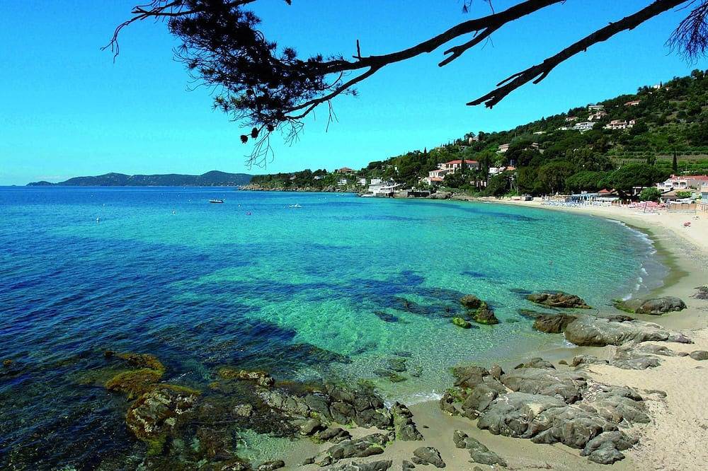 Entire apartment, Charming T2 apartment in the city center in La Crau, Toulon region
