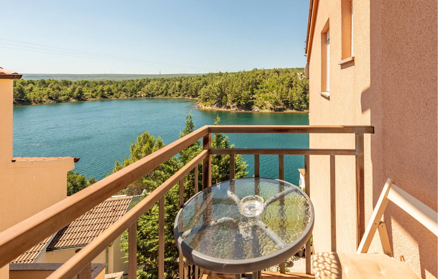 Ganze Ferienwohnung, Gemütlich, 2 km von der Küste entfernt: WLAN, Klimaanlage, Parkplatz, Terrasse und Küche! in Obrovac, Zadar