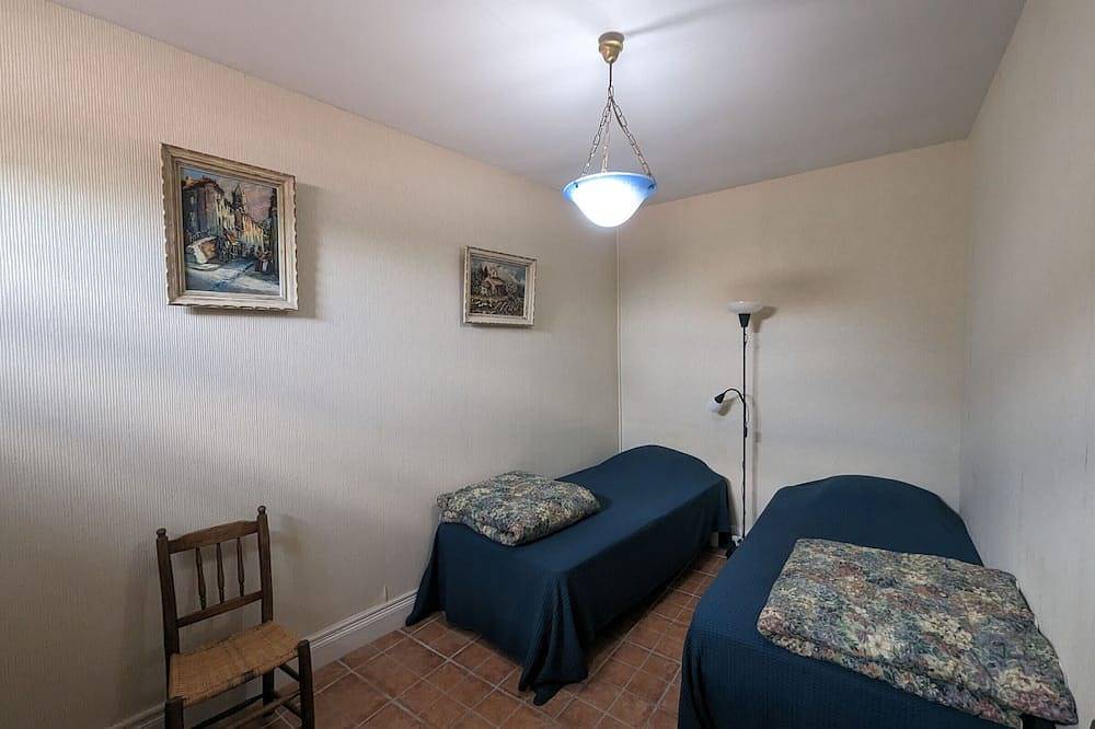 Charming Villa with Fireplace, Terrace, and Garden Near Montsaugeonnais Vineyards in Vaux-sous-Aubigny, Parc national de forêts