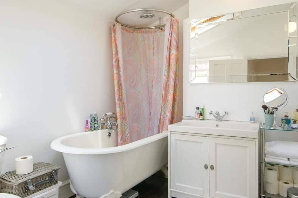 Charming 2 double bed cottage style house in the city in Bristol, South West England
