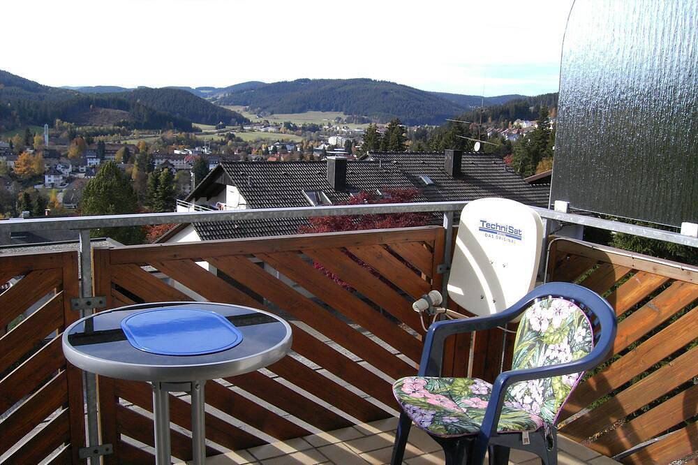 Apartamento entero, Panoramic view over Titisee-Neustadt in 2-room top floor apartment with balcony in Suedlicher Schwarzwald, Titisee-Neustadt