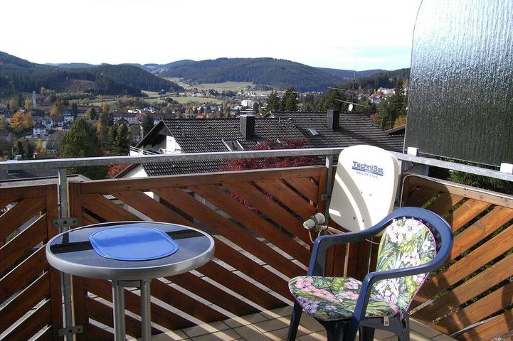 Appartement entier, Panoramic view over Titisee-Neustadt in 2-room top floor apartment with balcony in Neustadt (Titisee-Neustadt), Titisee-Neustadt