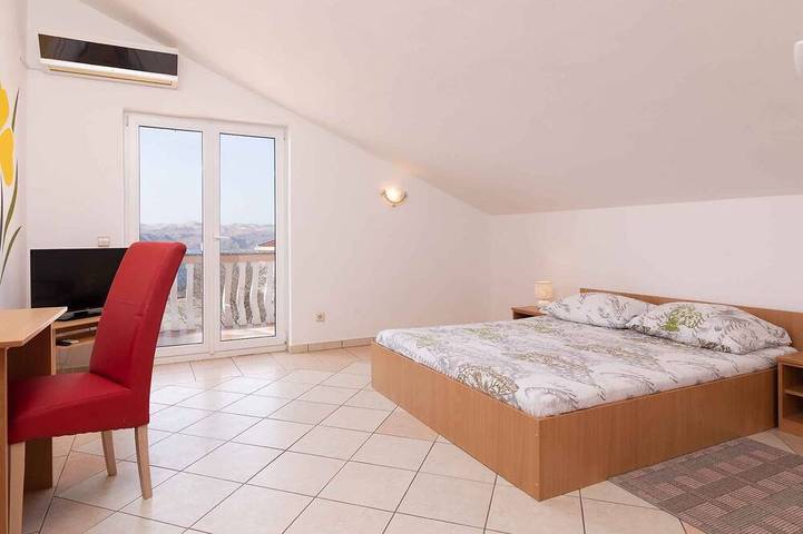 Ferienwohnung für 5 Personen, mit Terrasse und Garten sowie Pool in Karlobag - 3