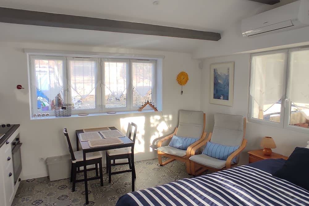 Ganze Wohnung, Charming stone-built 2-person apartment, in a quiet location with pool access.  in Lorgues, Draguignan Region