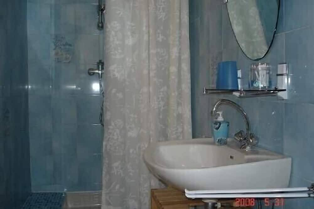 Ganze Wohnung, Ebenerdige, freistehende Villa in einem Wohnviertel, privatgarten u. -Pool in Le Muy, Draguignan Region