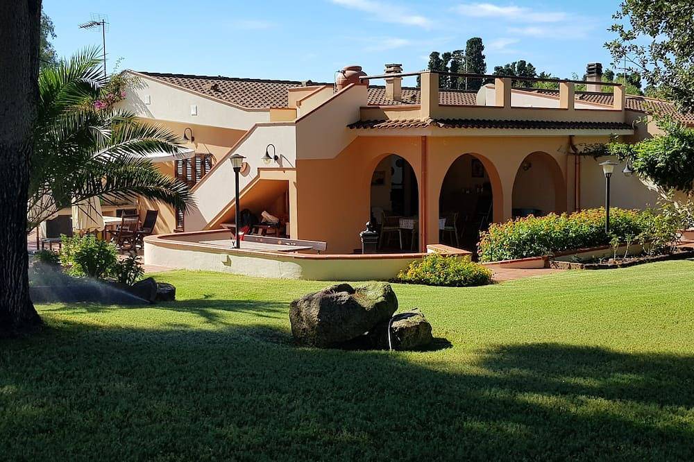 Villa Gilda, Indipendent house, swimming pool and big garden private in Pula Cagliari, Pula e dintorni