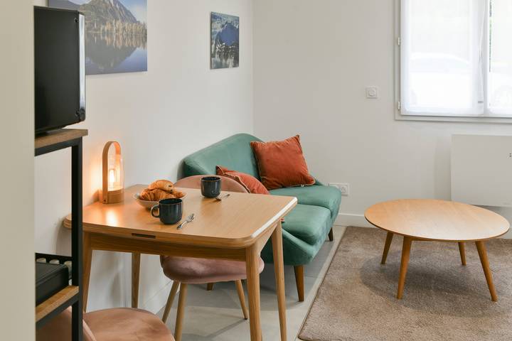 Apartamento entero, ✨ Escapada natural en Saboya – Apartamento acogedor con terraza, parking y barbacoa cerca de lago y montaña ✨ in Coise-Saint-Jean-Pied-Gauthier, Chambéry region