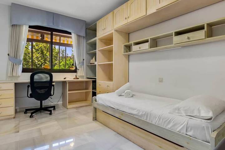 Appartamento intero, Montemar Puerto - Beachfront, Terrace, Swimming Pool. Sea Views in La Carihuela, Torremolinos