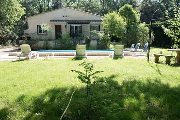 Gîte pour 6 personnes, avec jardin ainsi que terrasse et jacuzzi à La Roque-sur-Cèze