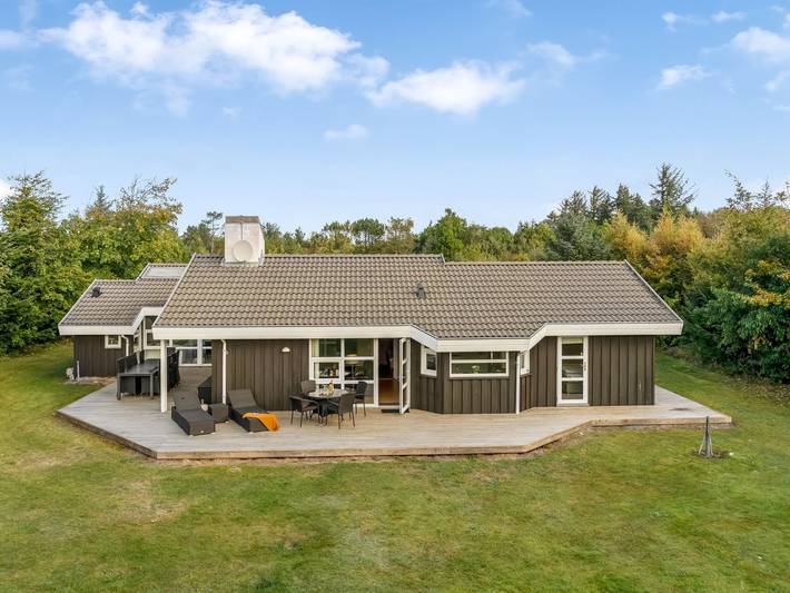 Feriehus for 9 personer, Jacuzzi og Terrasse i tillegg til Badebasseng og Sauna i Saltum