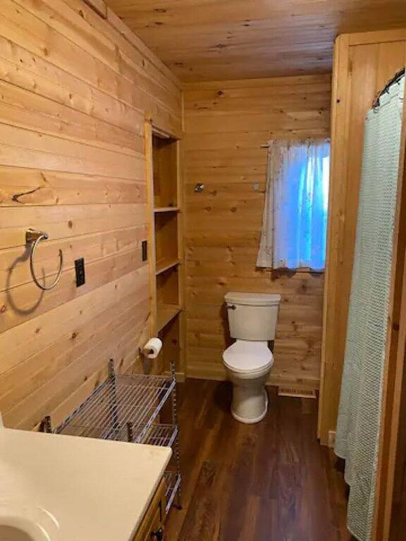 Cabin on the Water - \"No Wake Zone\" w/2 Kayaks, and Hot Tub! in Dale Hollow Lake