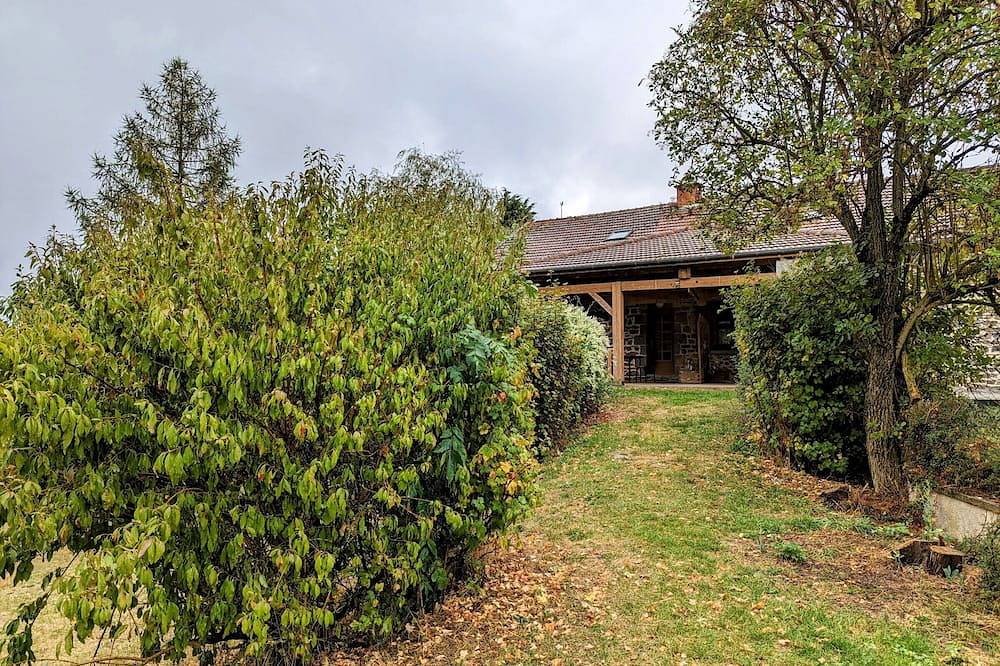 Maison de Vacances Nature avec Grand Jardin et Proximité La Chaise-Dieu in Saint-Didier-sur-Doulon, Parc Naturel Régional Livradois-Forez