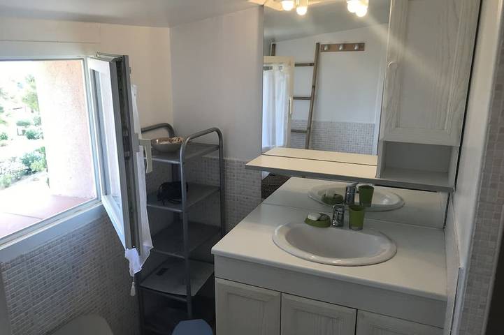 Gîte pour 6 personnes, avec terrasse dans Gare du Club Med Cocody - 4