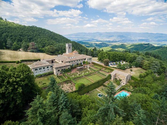 Agriturismo per 8 persone, con giardino e piscina in Gaiole in Chianti
