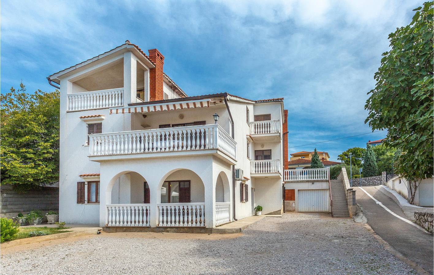 Ganze Ferienwohnung, Gemütlich, 2,5 km vom Strand entfernt: 71 m² große Wohnung mit Terrasse und Parkplatz in Omisalj, Krk