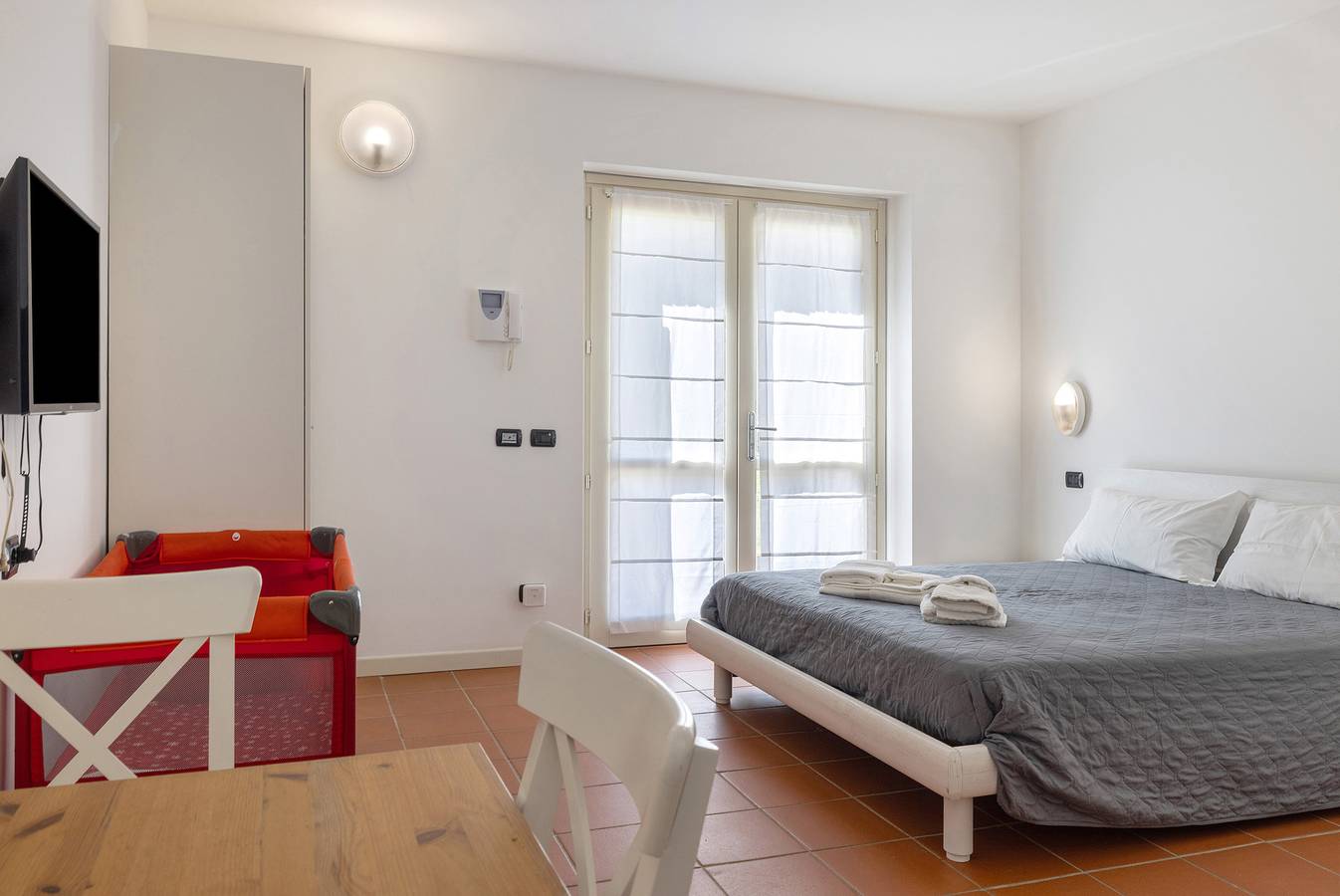 Ganzes Studio, Einzimmerapartment 'Dimora Il Feudo Apt 20' mit Gemeinschaftspool, Wlan und Klimaanlage in Asti (Gemeinde), Asti Provinz