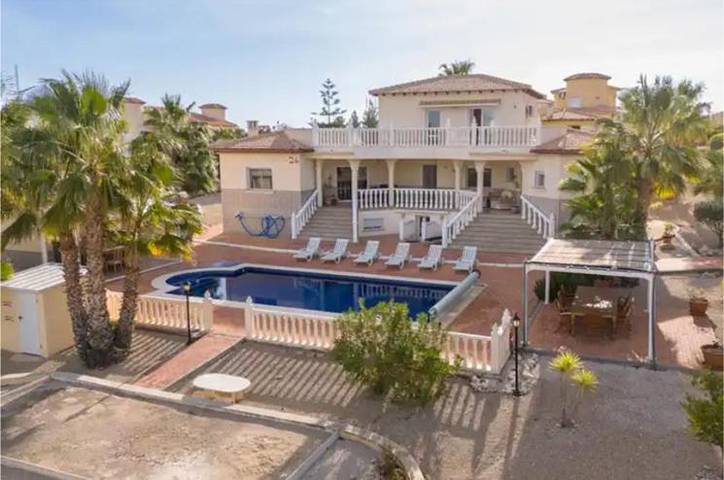 Cottage pour 8 personnes, avec jardin ainsi que vue et piscine à Campos del Río