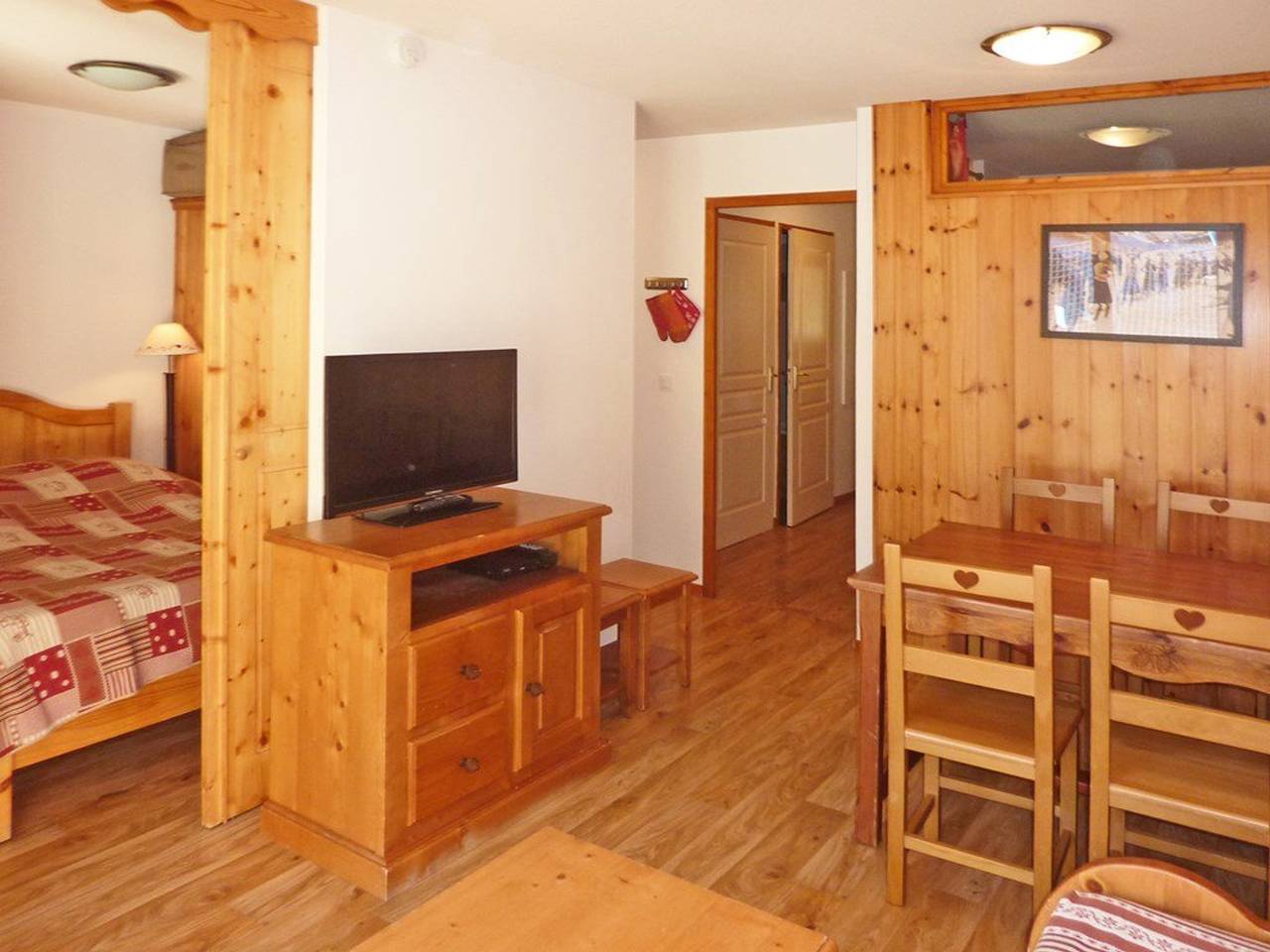Entire apartment, Les Orres 1800: apt for 6, heated pool, sauna, ski-in/ski-out in Les Orres, Écrins National Park