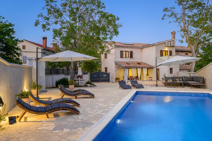 Ferienhaus für 8 Personen, mit Terrasse und Pool sowie Garten, mit Haustier