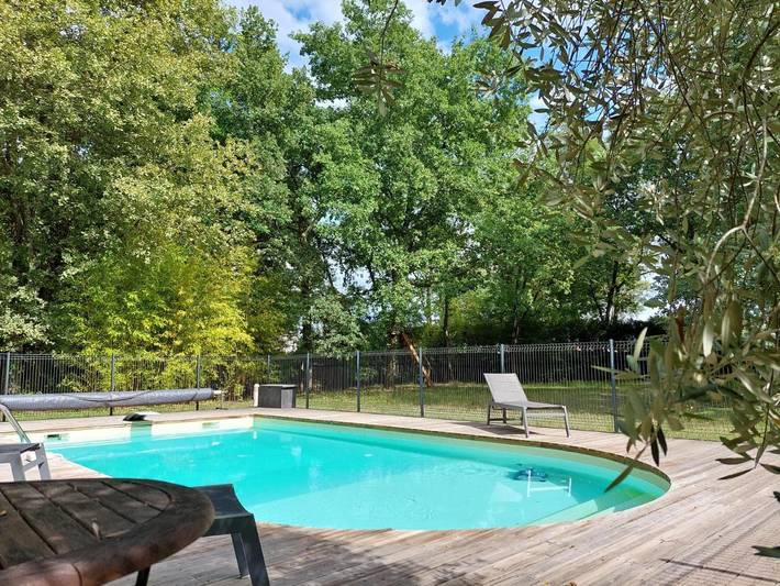 Location de vacances pour 8 personnes, avec Terrasse et Piscine à Saucats (Gironde)