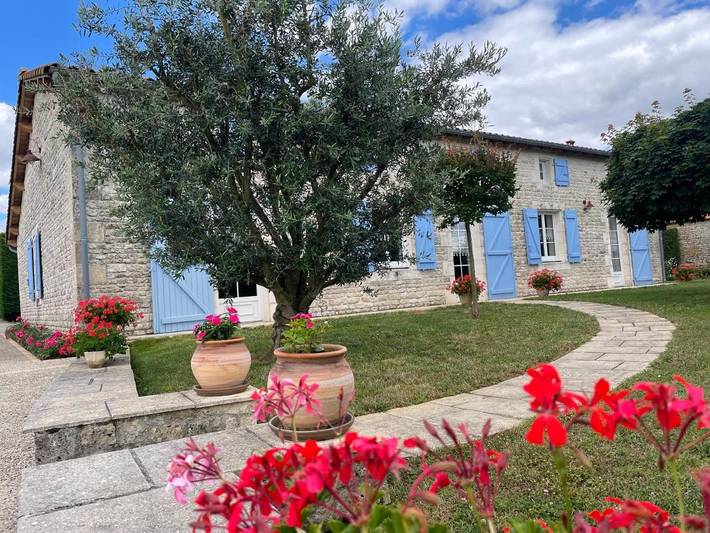 Location de vacances pour 9 personnes, avec piscine ainsi que jardin et jacuzzi, adapté aux familles à Romans - 2