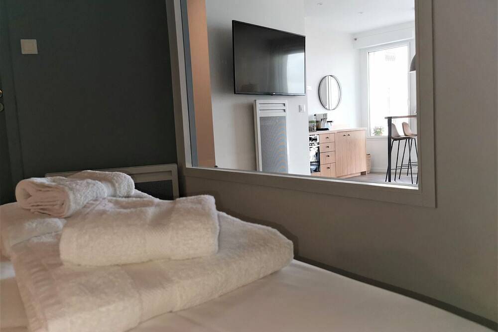 Entire apartment, Villa Henry - Apartment 4 pe. - Facing the Beach in Les Sables-d'Olonne, Vendée