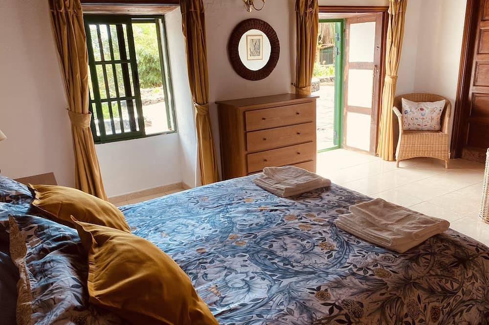 Spacious characterful villa with spectacular  views, large heated private pool in Las Ledas, Breña Alta