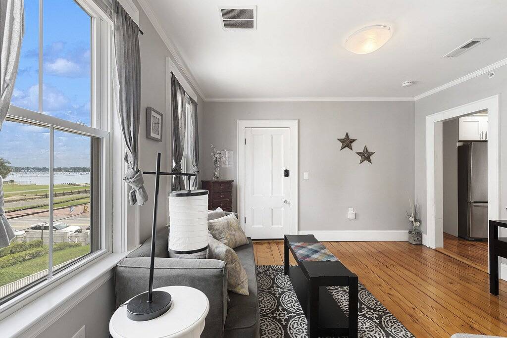 Ganze Wohnung, Einheit 2 - 3 Schlafzimmer / 2 Badezimmer Wunderschön renovierte moderne Wohnung. in Salem (MA), Essex County (MA)