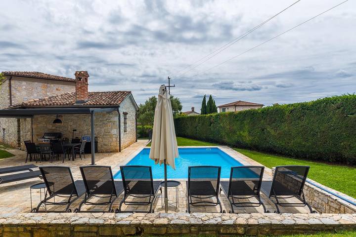 Villa pour 8 personnes, avec jardin et piscine, animaux acceptés à Barat - 2