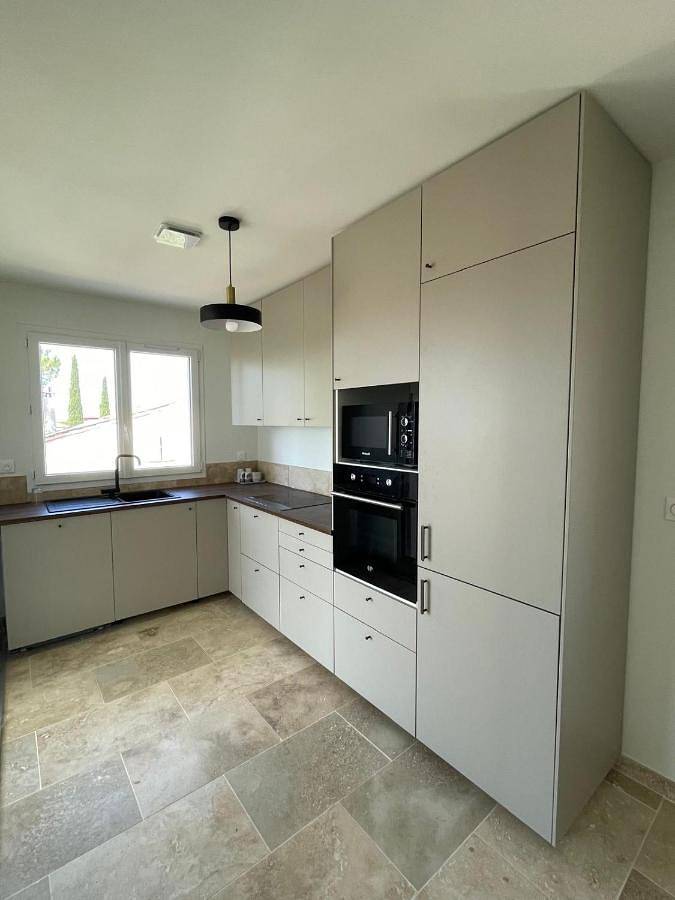 Location de vacances pour 7 personnes, avec jardin ainsi que vue et piscine à La Fare-les-Oliviers - 3