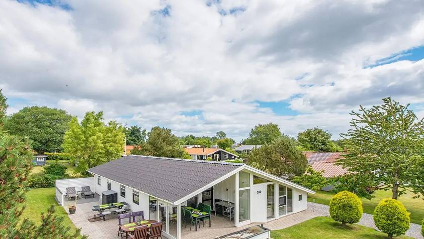 Ferienhaus für 9 Personen, mit Terrasse und Whirlpool sowie Sauna in Pøt Strandby