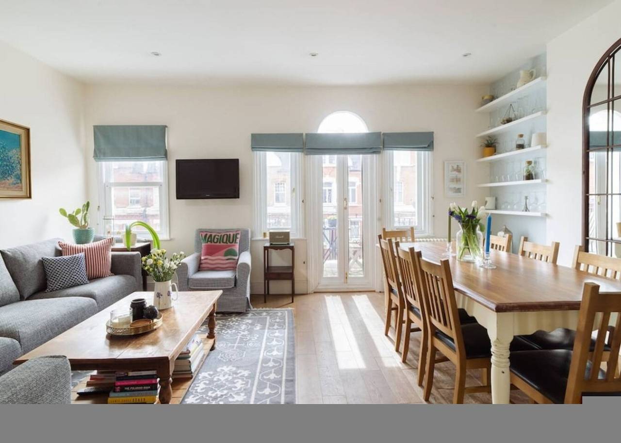 Entire apartment, Sunny Roof Terrace Barons Court Sleeps 4-6 in Hammersmith and Fulham, London