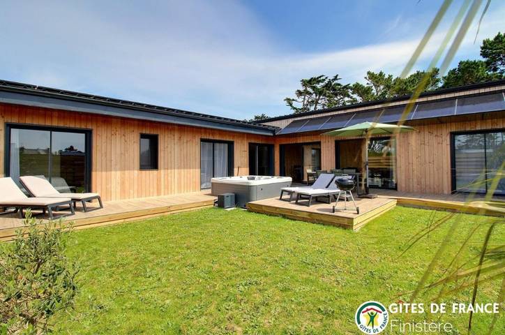 Location de vacances pour 8 personnes, avec jardin ainsi que jacuzzi et terrasse, animaux acceptés dans Plage Du Billou Santec - 2