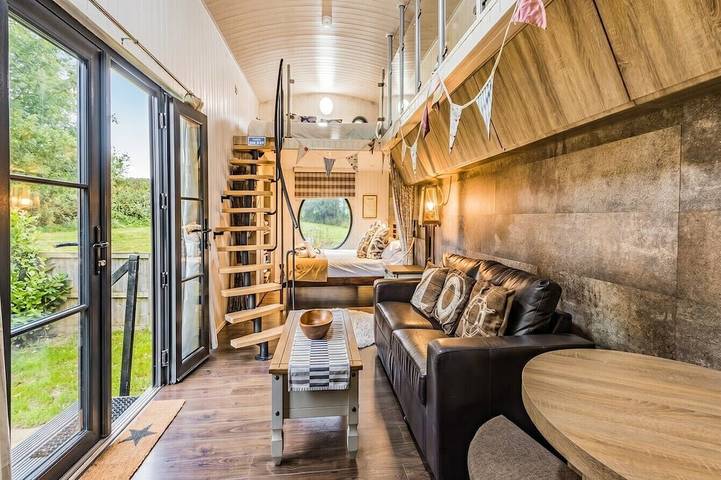 Glamping for 4 people, with garden in South Devon