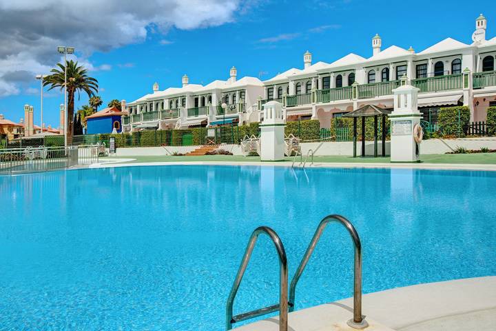 Villa Carlota with Pool, Terrace & Wi-Fi in Maspalomas, San Bartolomé de Tirajana
